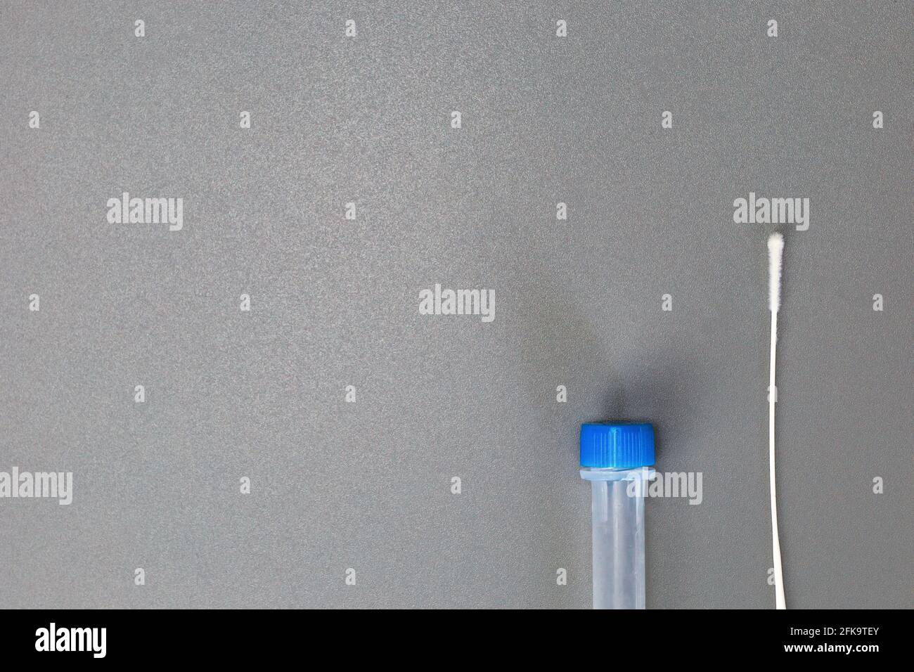 Test automatique rapide Covid-19 avec écouvillon nasal, kit de test à domicile pour coronavirus, vue de dessus sur fond gris avec résultat négatif pour l'espace de copie Banque D'Images