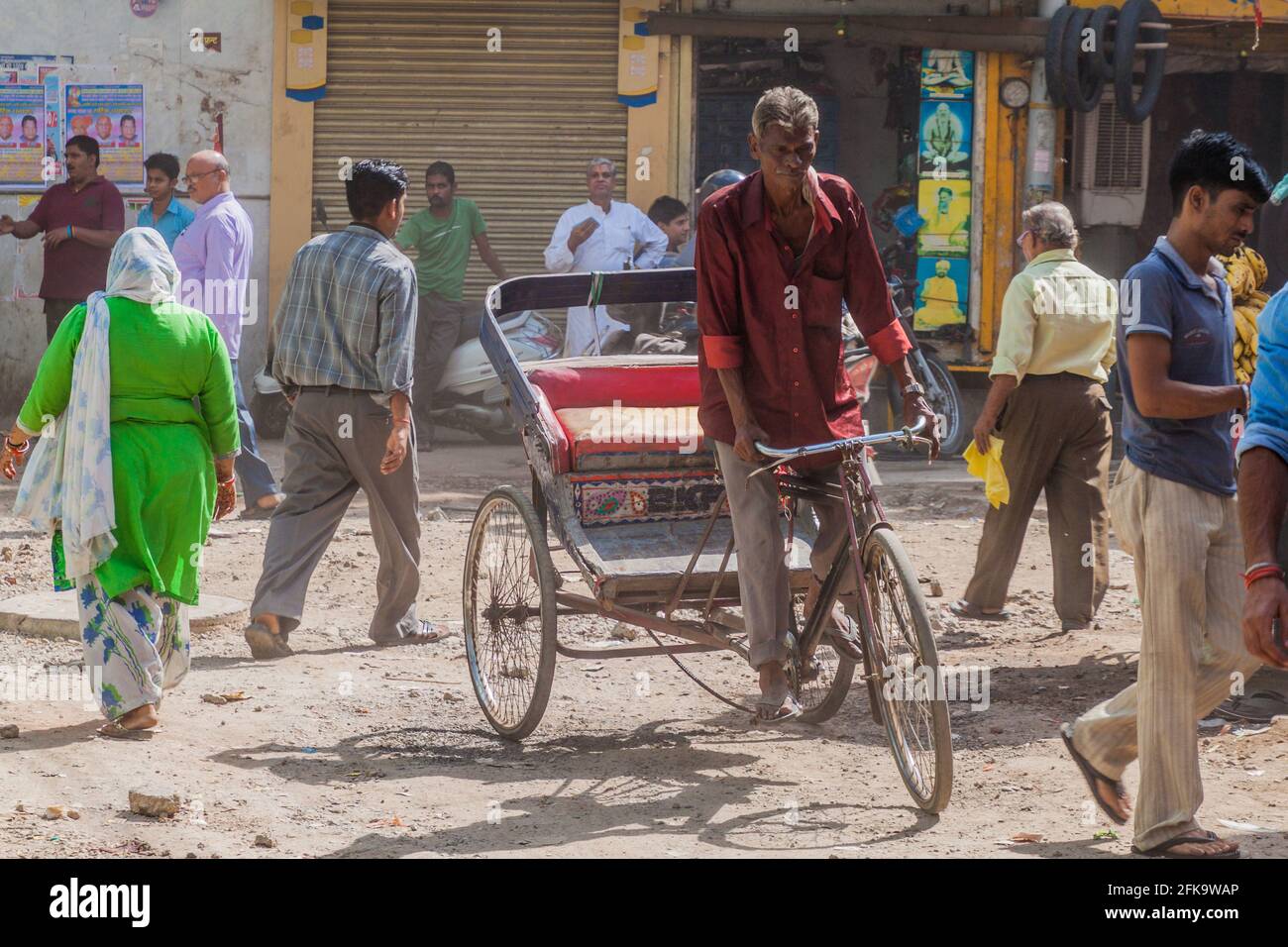 DELHI, INDE - 22 OCTOBRE 2016 : promenades en cycorickshaw dans le centre de Delhi, Inde Banque D'Images
