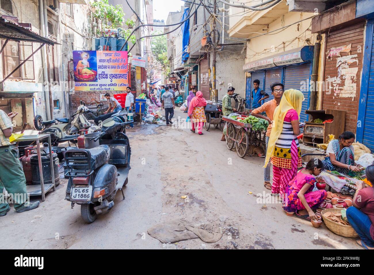 DELHI, INDE - 22 OCTOBRE 2016 : vue d'une ruelle étroite dans le centre de Delhi, Inde Banque D'Images