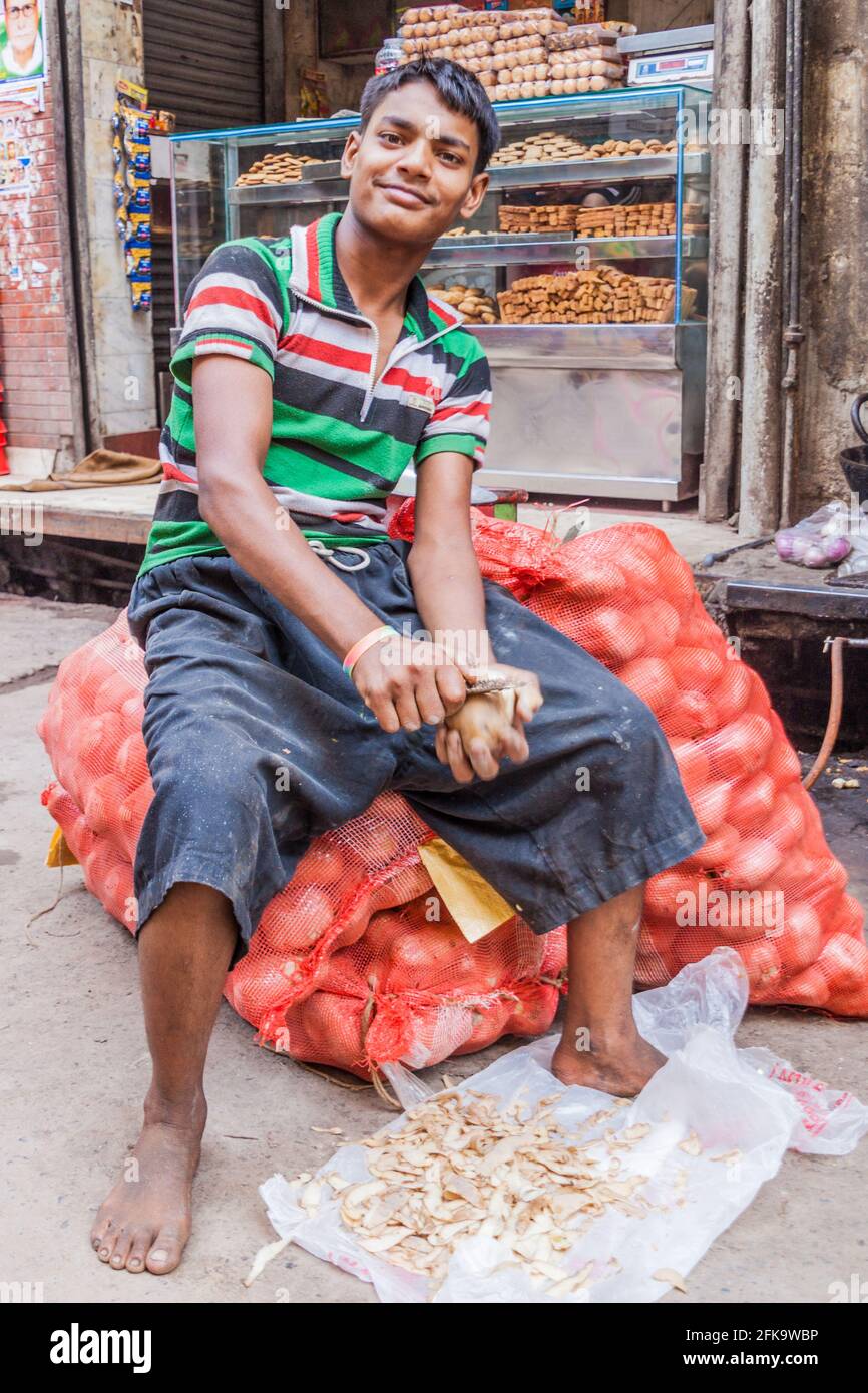 DELHI, INDE - 22 OCTOBRE 2016 : jeune éplucheur de pommes de terre dans le centre de Delhi, Inde Banque D'Images