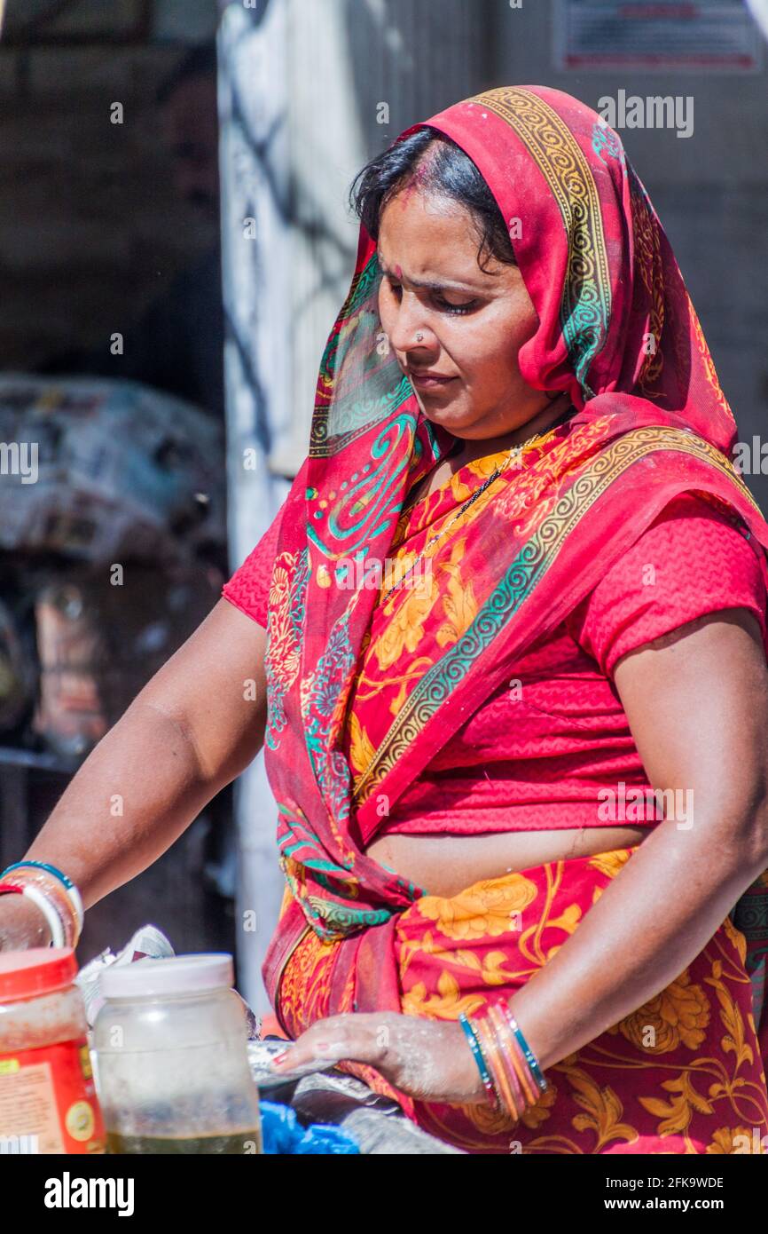 DELHI, INDE - 22 OCTOBRE 2016 : femme de rue cuisinier dans le centre de Delhi, Inde Banque D'Images