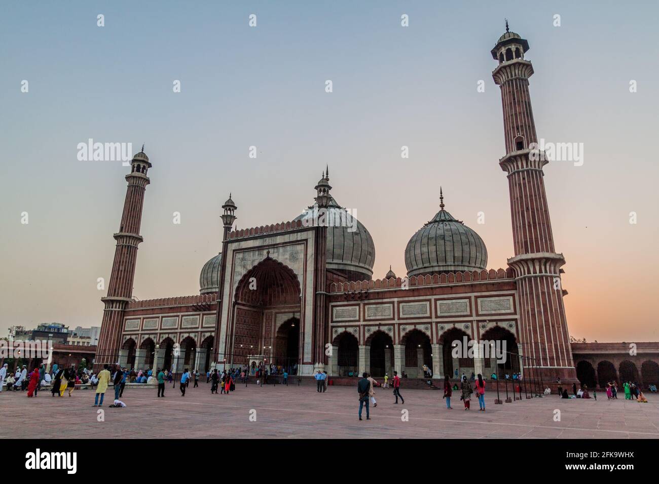 DELHI, INDE - 22 OCTOBRE 2016 : vue en soirée de la Grande Mosquée du vendredi Jami Masjid à Delhi. Banque D'Images