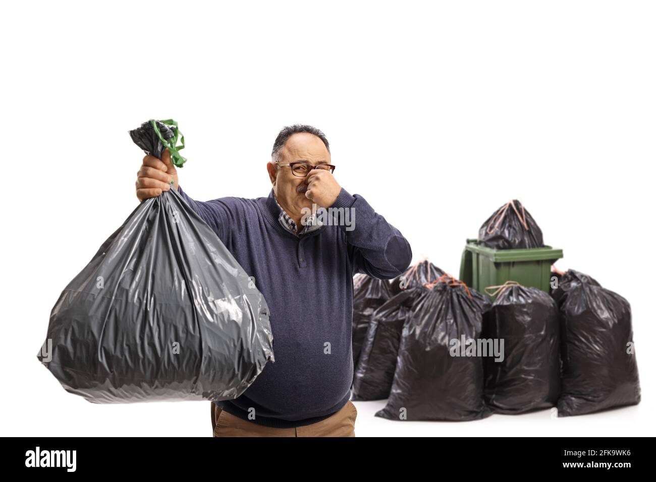 Homme mûr jetant un sac de déchets odorant dans une poubelle isolé sur fond  blanc Photo Stock - Alamy