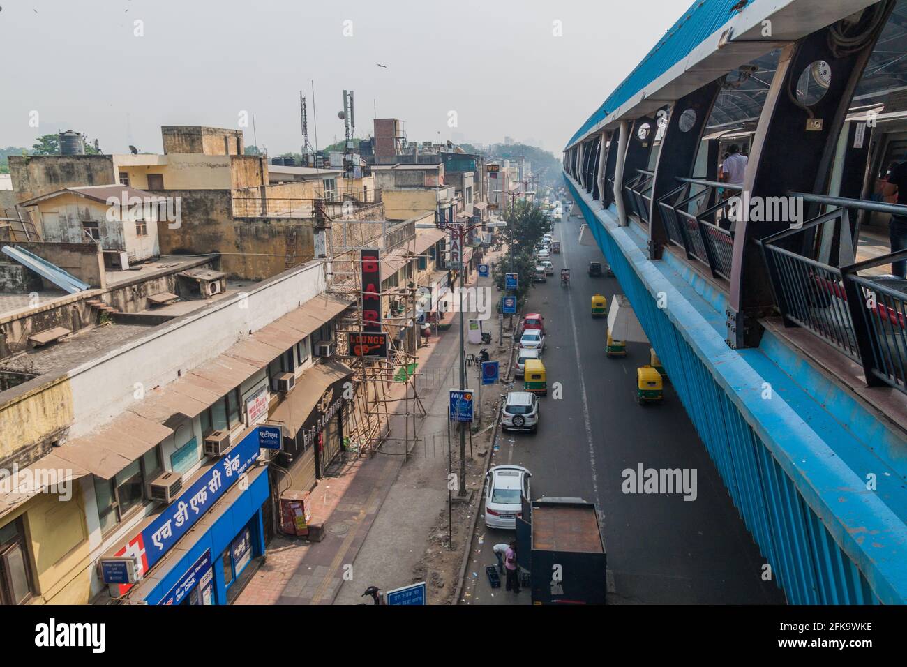 DELHI, INDE - 22 OCTOBRE 2016 : station de métro Ramakrishna Ashram Marg dans le centre de Delhi, Inde. Banque D'Images