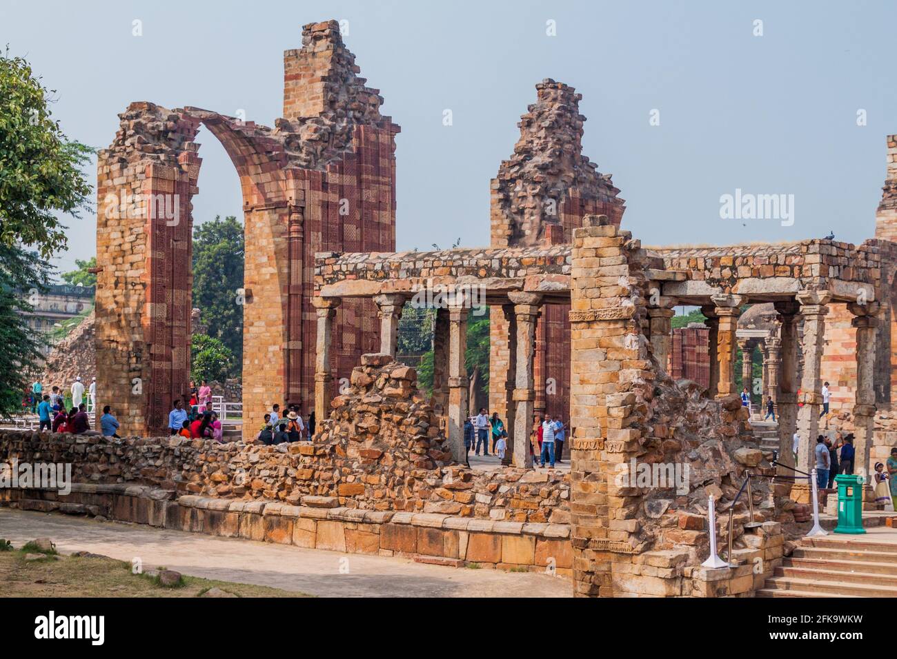 DELHI, INDE - 23 OCTOBRE 2016 : les touristes visitent les ruines du complexe de Qutub à Delhi, Inde Banque D'Images