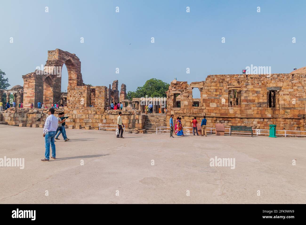 DELHI, INDE - 23 OCTOBRE 2016 : les touristes visitent les ruines du complexe de Qutub à Delhi, Inde Banque D'Images