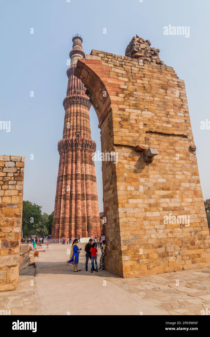 DELHI, INDE - 23 OCTOBRE 2016 : les touristes visitent le complexe de Qutub à Delhi, Inde. Minaret Qutub Minar visible Banque D'Images