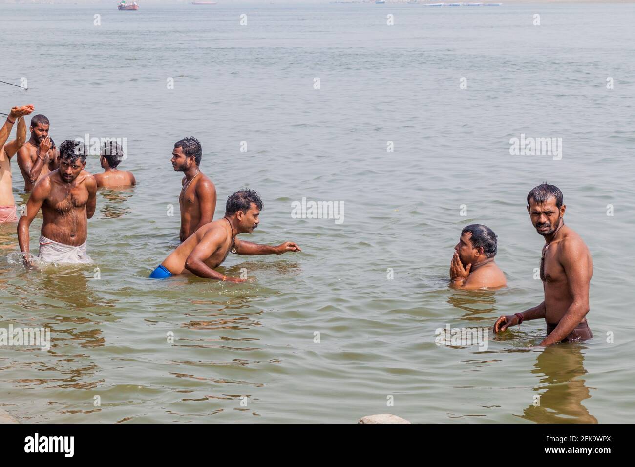 VARANASI, INDE - 25 OCTOBRE 2016 : les habitants de la région se lavent dans l'eau sacrée de Ganges rover à un Ghat Riverfront Steps à Varanasi, Inde Banque D'Images