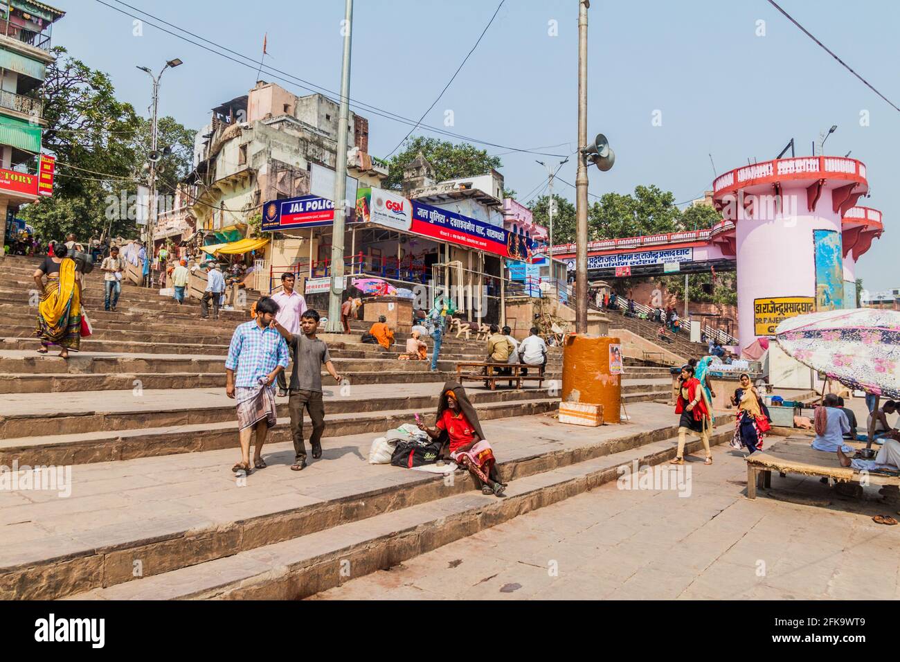 VARANASI, INDE - 25 OCTOBRE 2016 : vue sur les marches du fleuve Ghâts menant aux rives du Gange à Varanasi, Inde Banque D'Images