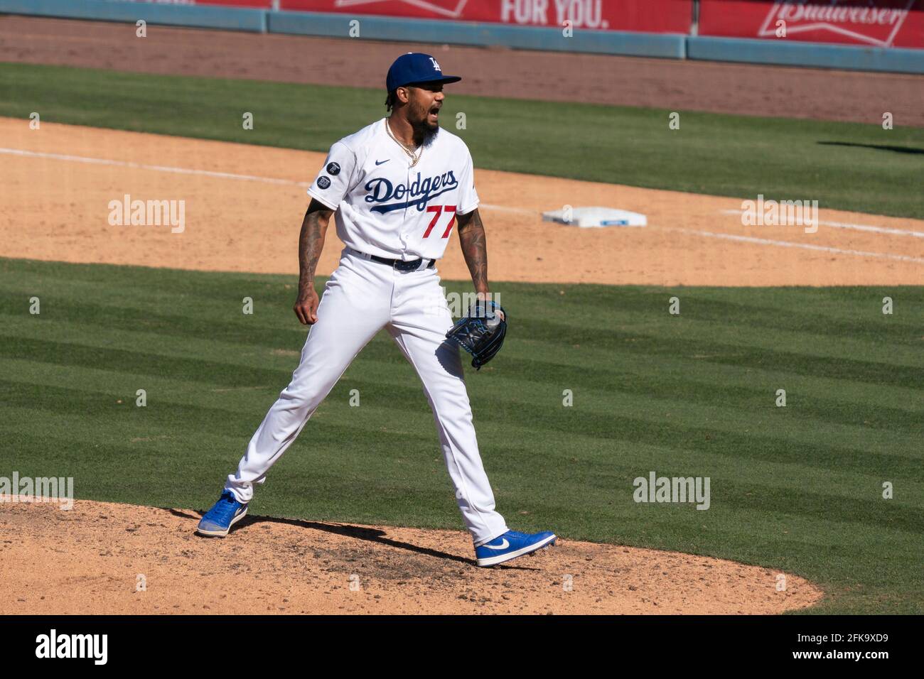 Los Angeles Dodgers départ du pichet Dennis Santana (77) lors d'un match MLB contre les Cincinnati Reds, mercredi 28 avril 2021, à Los Angeles, ENV. Banque D'Images