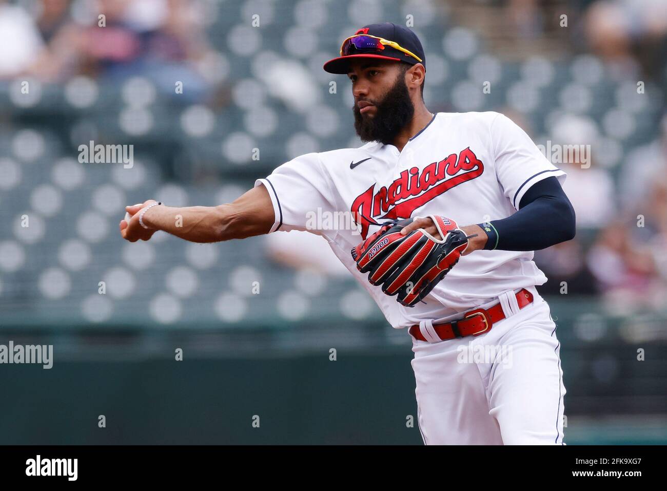 CLEVELAND, OH - 28 AVRIL : Amed Rosario (1) des Cleveland Indians lance un coureur au début lors d'un match contre les Minnesota Twins en cours Banque D'Images