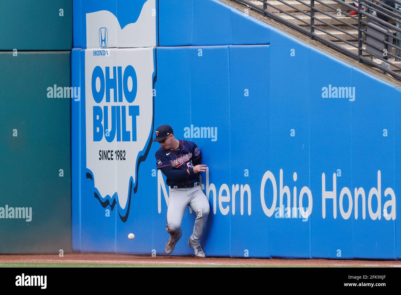 CLEVELAND, OH - 28 AVRIL : Brent Rooker (50) des Twins du Minnesota tente de jouer le ballon près du mur de champ droit pendant un match contre le Clevelan Banque D'Images