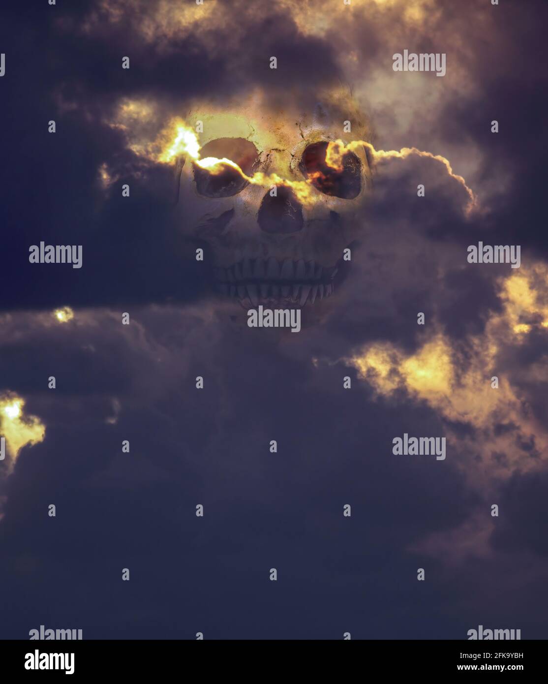 Composition Photo avec crâne et le trou de la lumière entre les nuages orageux sombres Banque D'Images