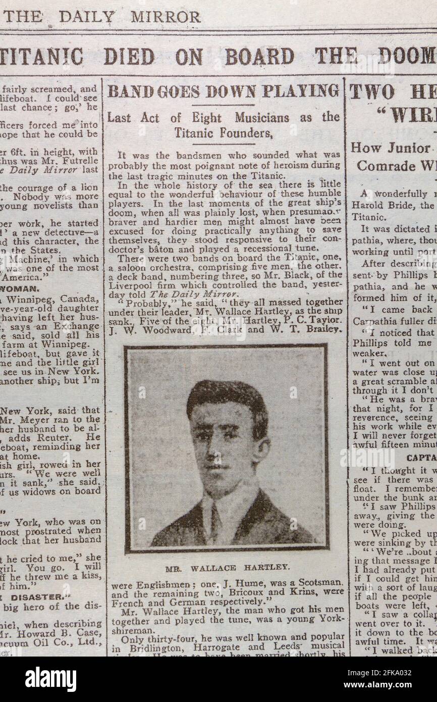 Le titre du « band Goes Down Playing », le quotidien Mirror (réplique) du 20 avril 1912 après le naufrage du RMS Titanic. Banque D'Images