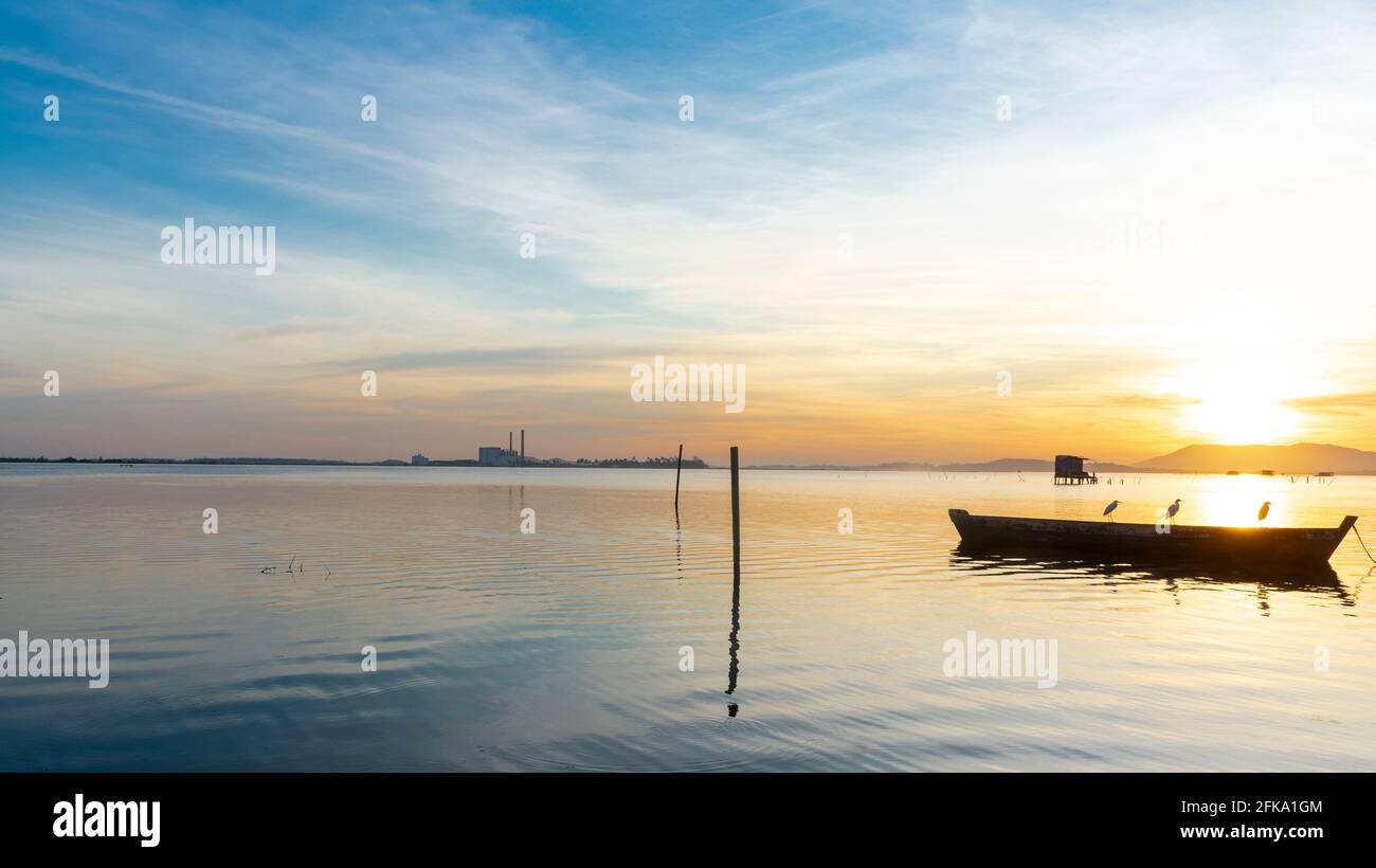 Coucher de soleil sur de magnifiques paysages de plage avec un petit bateau au Brésil Banque D'Images