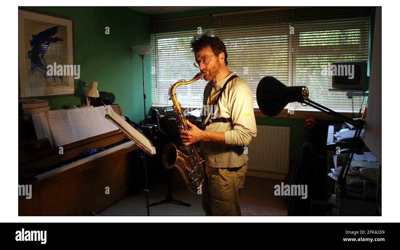 Tim Whitehead joue le sax chez lui à Ham, Richmond.pic David Sandison 8/10/03 Banque D'Images