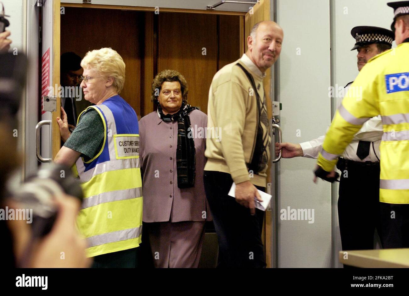 La famille basse revient de leur horreur d'être prise en otage au Théâtre de Moscou. Ils sont arrivés à Heathrow à 7.00 heures du soir. Mère Sidika et Père Peter.28 octobre 2002 photo Andy Paradise Banque D'Images