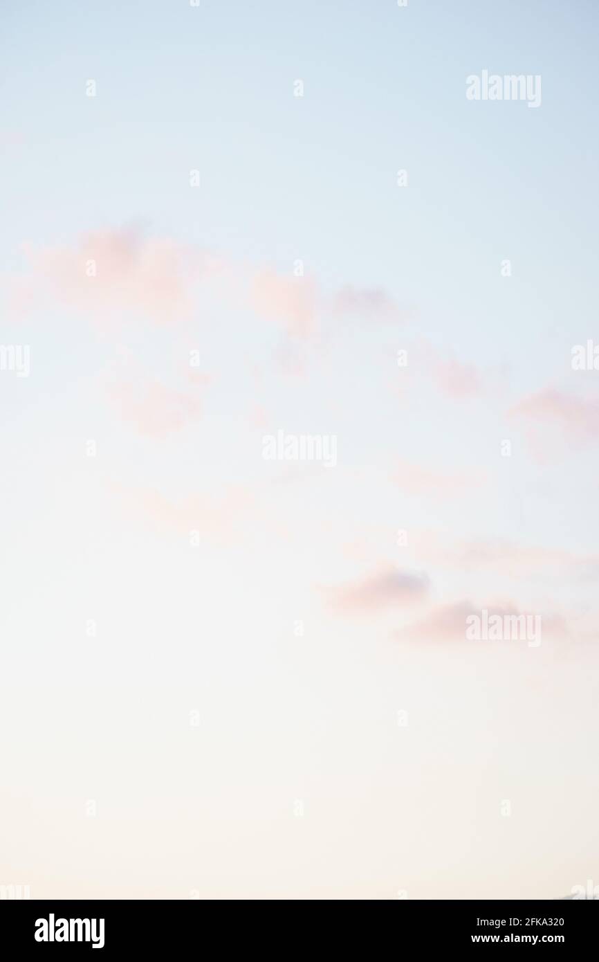 Ciel de vanille magique avec nuages roses au coucher du soleil. Banque D'Images