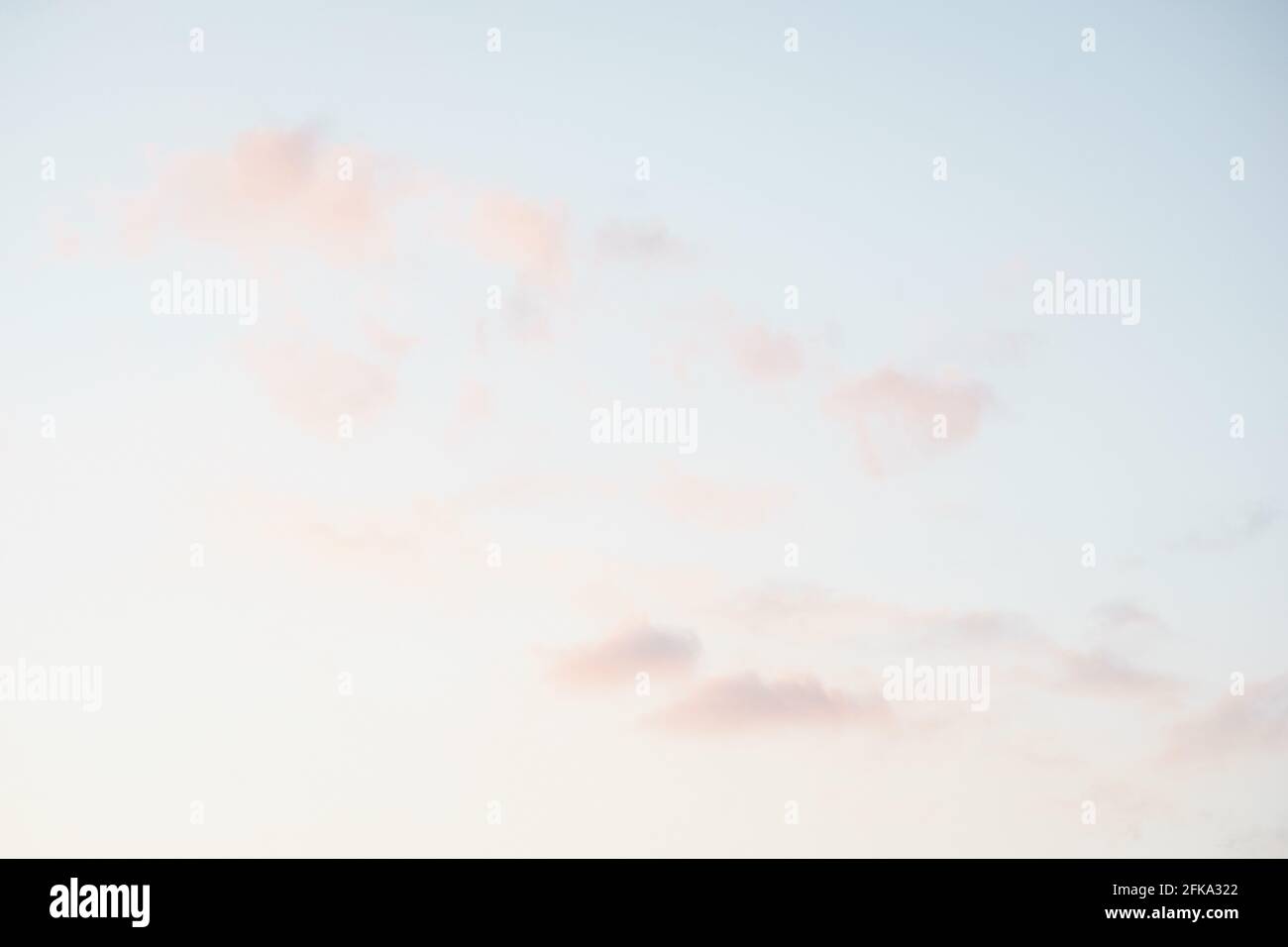 Ciel de vanille magique avec nuages roses au coucher du soleil. Banque D'Images