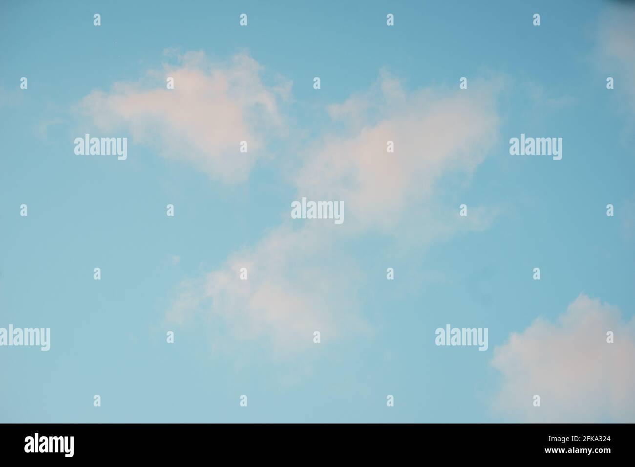 Ciel de vanille magique avec nuages roses au coucher du soleil. Banque D'Images