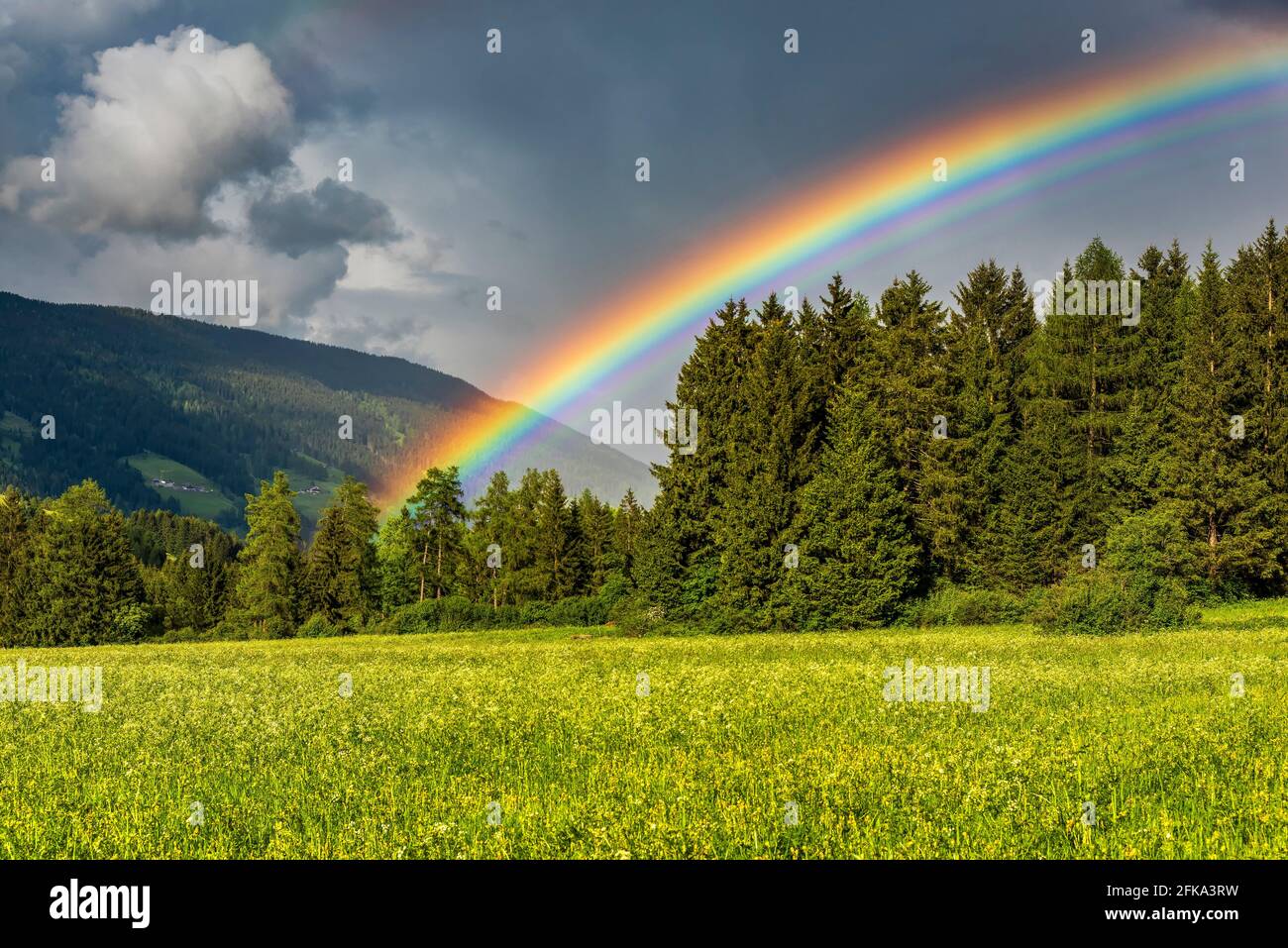 Ciel orageux avec arc-en-ciel à Val Pusteria ou dans la vallée de Puster, Dobbia Banque D'Images