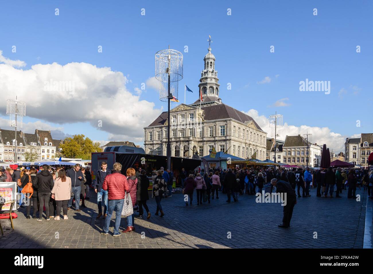Vue ensoleillée en plein de et d'étals, magasins, café et restaurant Markt Maastricht autour de Stadhuis van Maastricht, Hôtel de ville, pays-Bas Photo Stock - Alamy