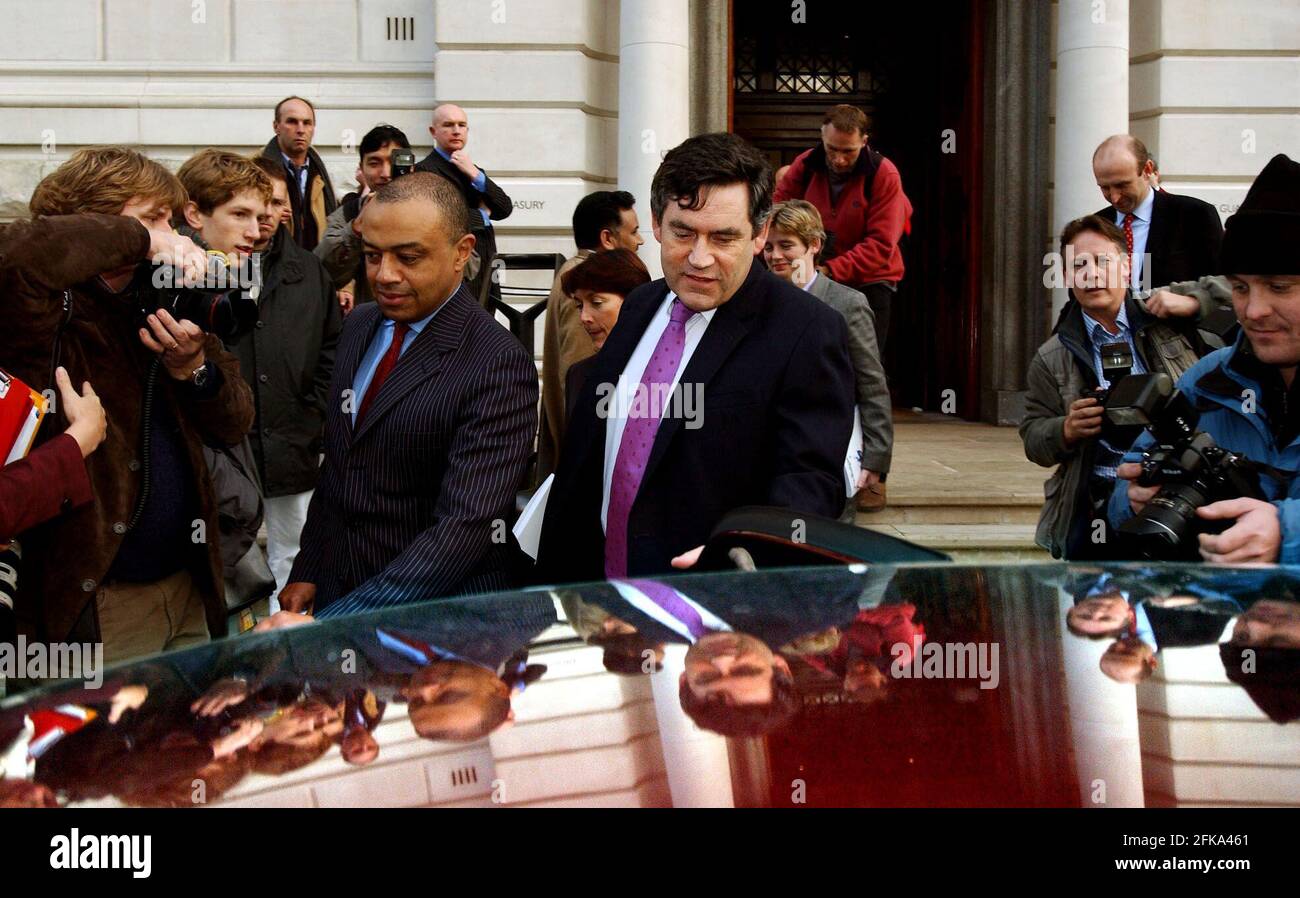 Gordon Brown, chancelier de l'Échiquier, quitte le Trésor Cet après-midi, en route vers l'heure des questions des premiers ministres.27 Novembre 2002 photo Andy Paradise Banque D'Images