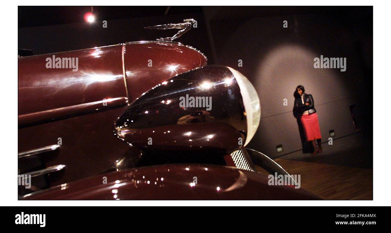 ART DÉCO 1910-1939.......une exposition au musée Victoria and Albert du 27 mars au 20 juillet 2003. !939 Auburn 851 'Boattail' Speedster d'une collection privée. photo David Sandison 24/3/2003 Banque D'Images