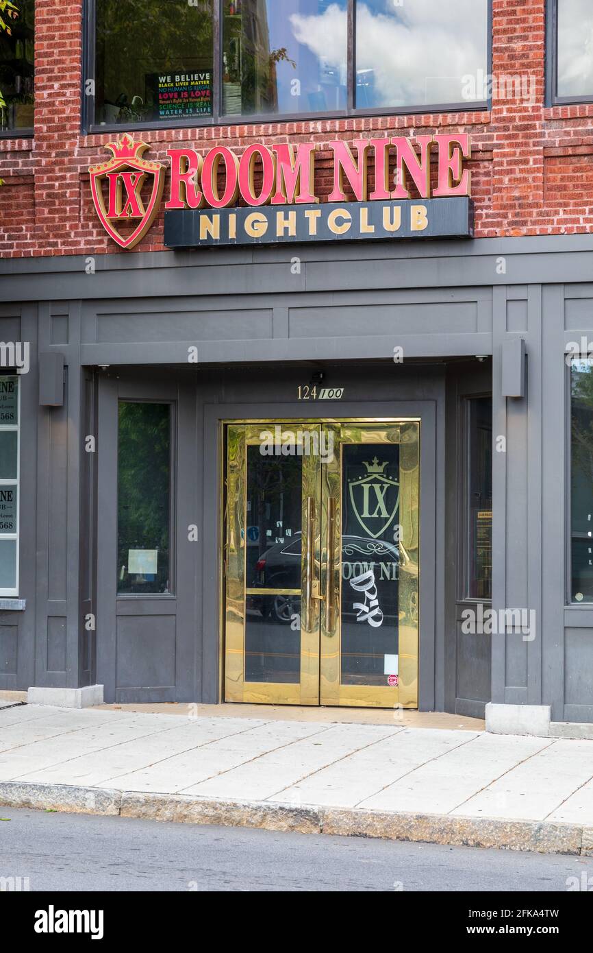 ASHEVILLE, NC, USA-25 AVRIL 2021 : entrée principale et panneau pour la « Room Nine Nightclub », dans le centre-ville. Banque D'Images