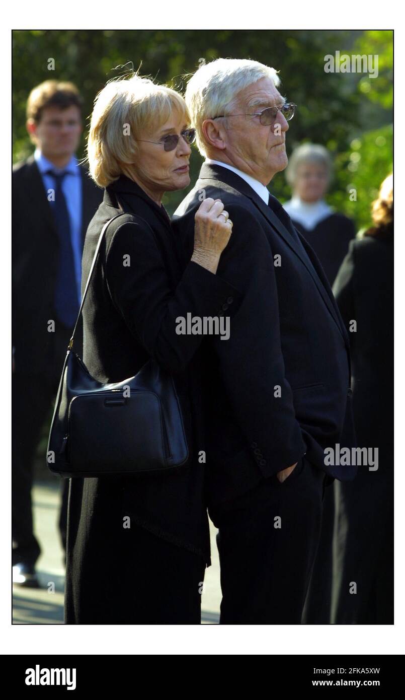 Funérailles de la foi d'Adam au crémitorium de Royal Tunbridge Wells. Michael Parkinson et sa femme Mary.pic David Sandison 19/3/2003 Banque D'Images