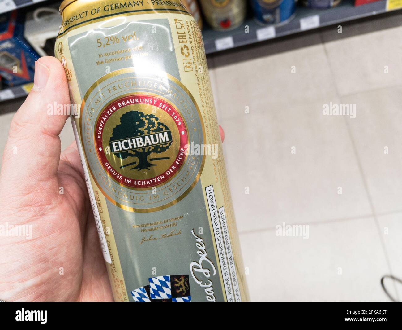 Photo d'une bouteille de bière avec le logo d'Eichbaum à belgrade, Serbie.  La société de brassage de la bière Eichbaum est située à Mannheim, dans le  Bade-Wurtemberg Photo Stock - Alamy