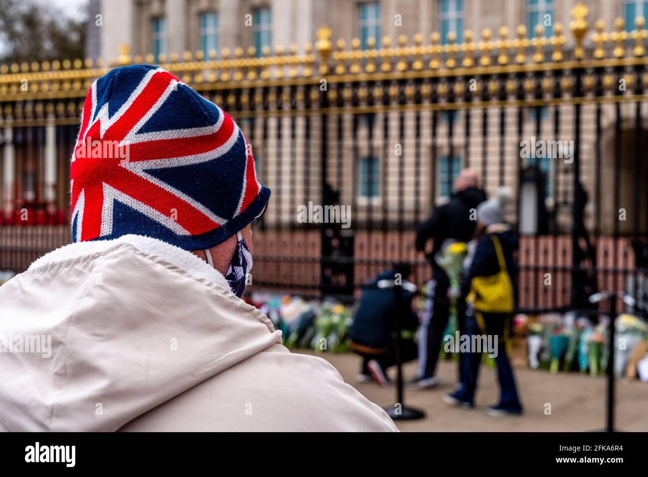 Les Britanniques ont rendu hommage au prince Philip qui est décédé récemment en posant des fleurs aux portes de Buckingham Palace, Londres, Royaume-Uni. Banque D'Images