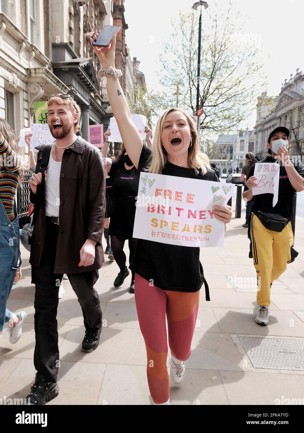 Un groupe de fans de Britney Spears à Londres manifestent alors que la prochaine audition de l'affaire de conservataire du chanteur a été entendue à Los Angeles. Banque D'Images