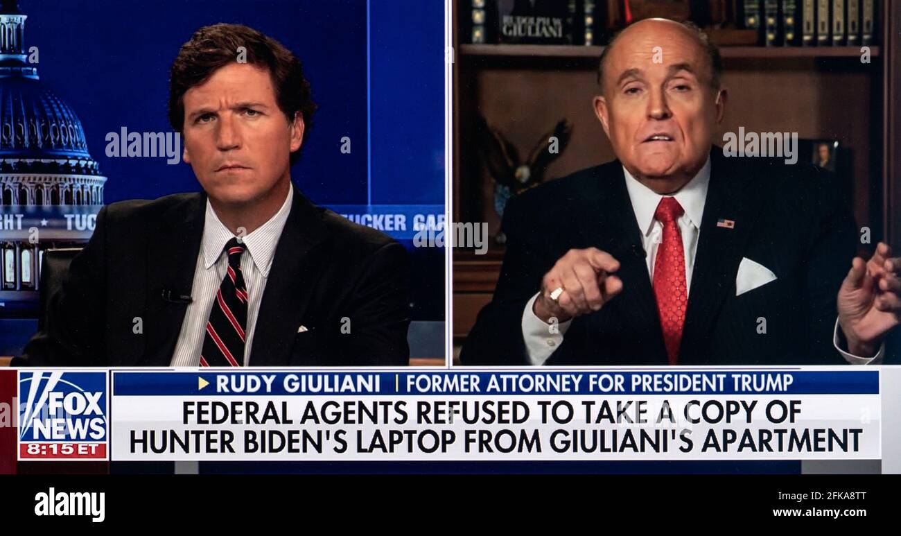 RUDY GIULIANI, à droite. 29 avril 2021. Parle avec TUCKER CARLSON sur le Fox News show, 'Tucker Carlson ce soir.' Hier, des agents de F.B.I. ont exécuté des mandats de perquisition à l'appartement et au bureau de M. Giuliani à New York, et ont saisi des ordinateurs et des téléphones cellulaires. Les mandats découlent apparemment d'une enquête de longue date sur la question de savoir si M. Giuliani a illégalement fait pression sur l'administration Trump au nom de clients ukrainiens. Crédit: Tucker Carlson Tonight/ZUMA Wire/Alay Live News Banque D'Images