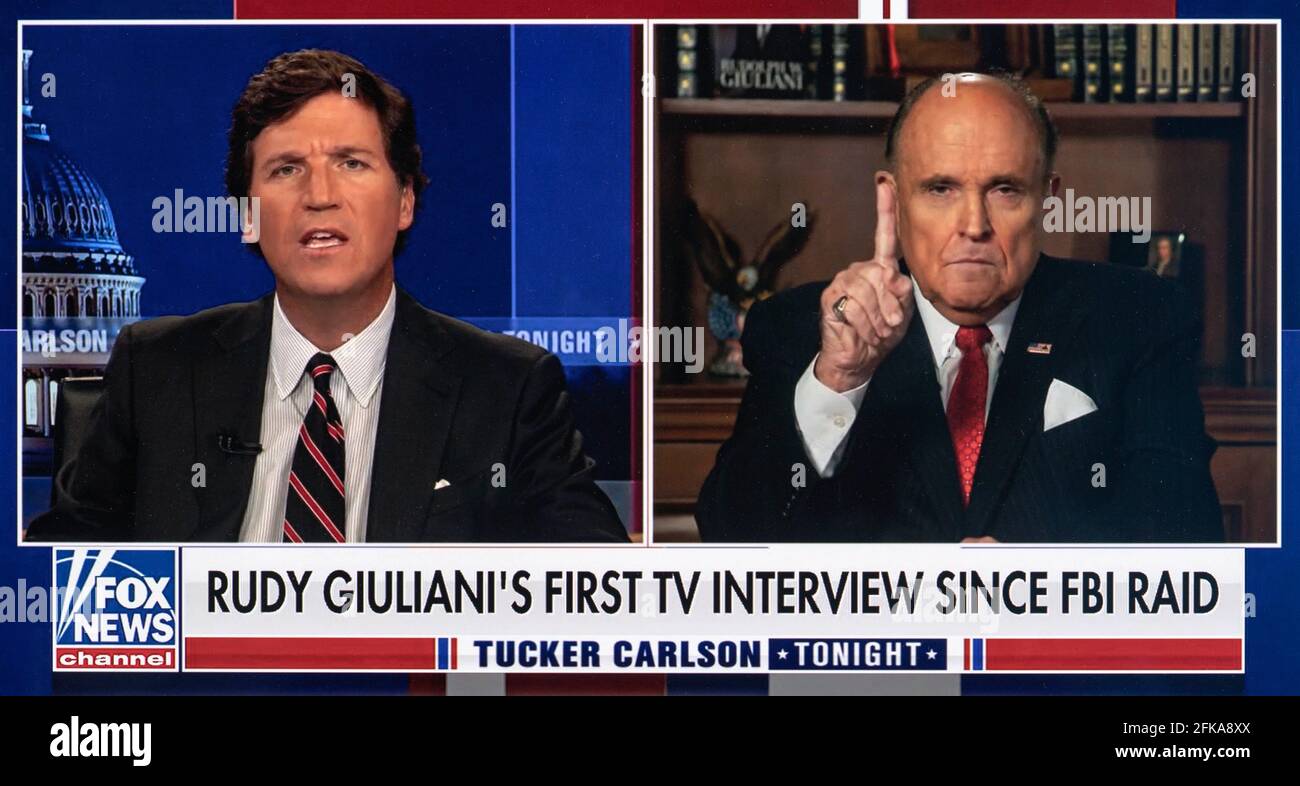 RUDY GIULIANI, à droite. 29 avril 2021. Parle avec TUCKER CARLSON sur le Fox News show, 'Tucker Carlson ce soir.' Hier, des agents de F.B.I. ont exécuté des mandats de perquisition à l'appartement et au bureau de M. Giuliani à New York, et ont saisi des ordinateurs et des téléphones cellulaires. Les mandats découlent apparemment d'une enquête de longue date sur la question de savoir si M. Giuliani a illégalement fait pression sur l'administration Trump au nom de clients ukrainiens. Crédit: Tucker Carlson Tonight/ZUMA Wire/Alay Live News Banque D'Images