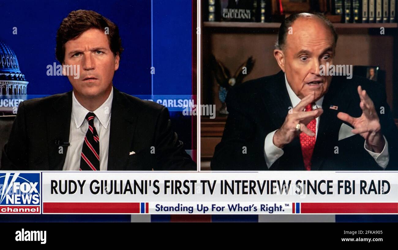 RUDY GIULIANI, à droite. 29 avril 2021. Parle avec TUCKER CARLSON sur le Fox News show, 'Tucker Carlson ce soir.' Hier, des agents de F.B.I. ont exécuté des mandats de perquisition à l'appartement et au bureau de M. Giuliani à New York, et ont saisi des ordinateurs et des téléphones cellulaires. Les mandats découlent apparemment d'une enquête de longue date sur la question de savoir si M. Giuliani a illégalement fait pression sur l'administration Trump au nom de clients ukrainiens. Crédit: Tucker Carlson Tonight/ZUMA Wire/Alay Live News Banque D'Images