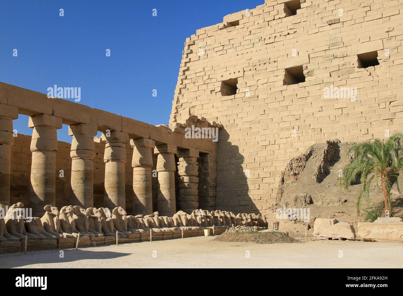 Ruines de colonnes et de statues aux temples de Karnak, Louxor, Égypte Banque D'Images
