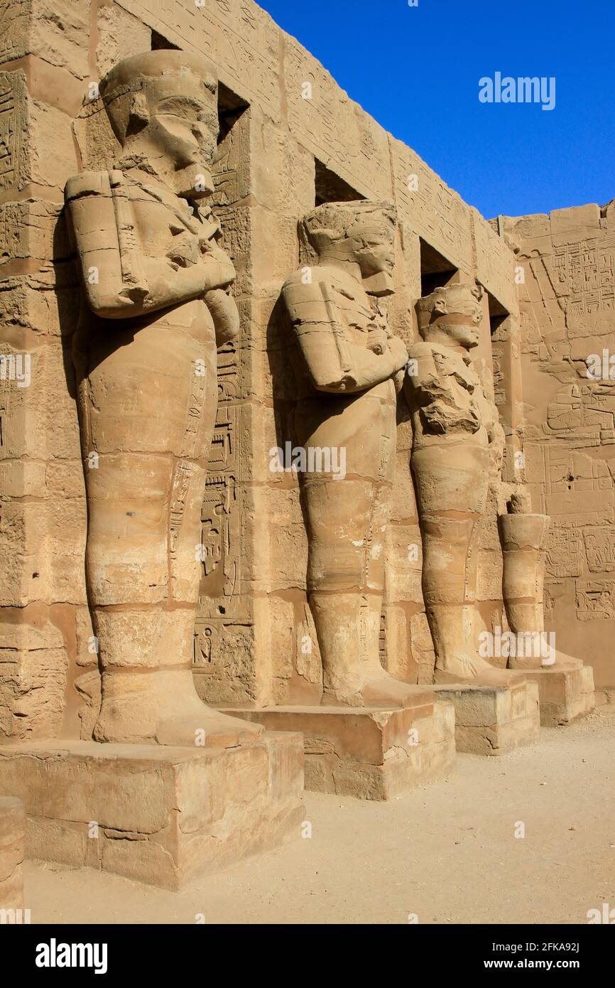 Piliers d'Osiride à la première chapelle Barque de Ramsès III, temples de Karnak, Louxor, Égypte Banque D'Images