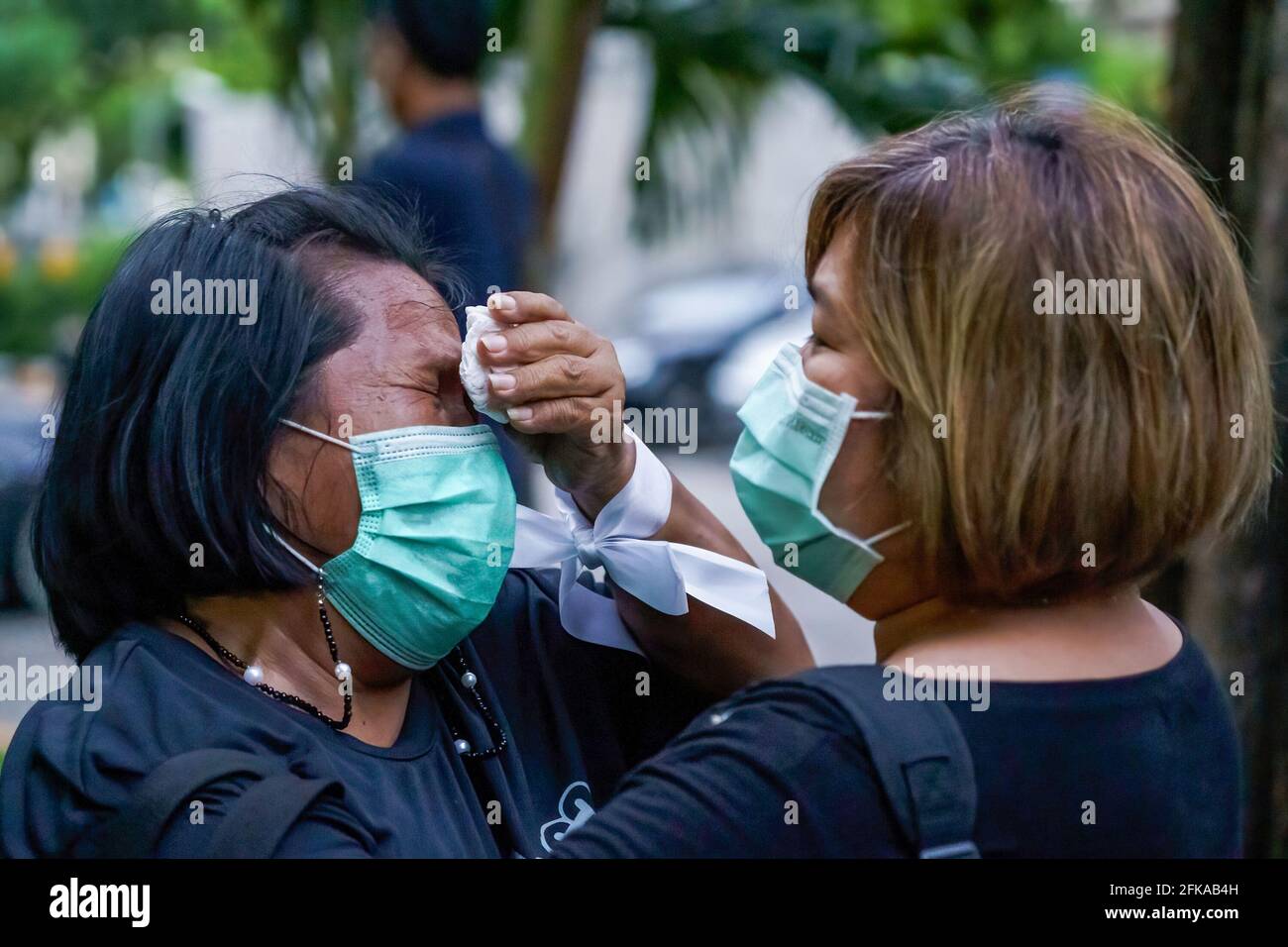 Bangkok, Thaïlande. 29 avril 2021. Un manifestant pleure à la suite du refus des demandes de mise en liberté sous caution des 7 manifestants détenus, y compris Penguin, qui est en grève de la faim le 45e jour de sa grève de la faim. L'état de Parit 'Penguin' Chiwarak s'aggrave et d'autres 6 leaders pro-démocratie étant donné qu'ils restent en détention pour la loi de lesse-majeste ou l'article 112 à la Cour pénale qui n'a aucune raison de modifier ses ordonnances précédentes. Crédit : SOPA Images Limited/Alamy Live News Banque D'Images