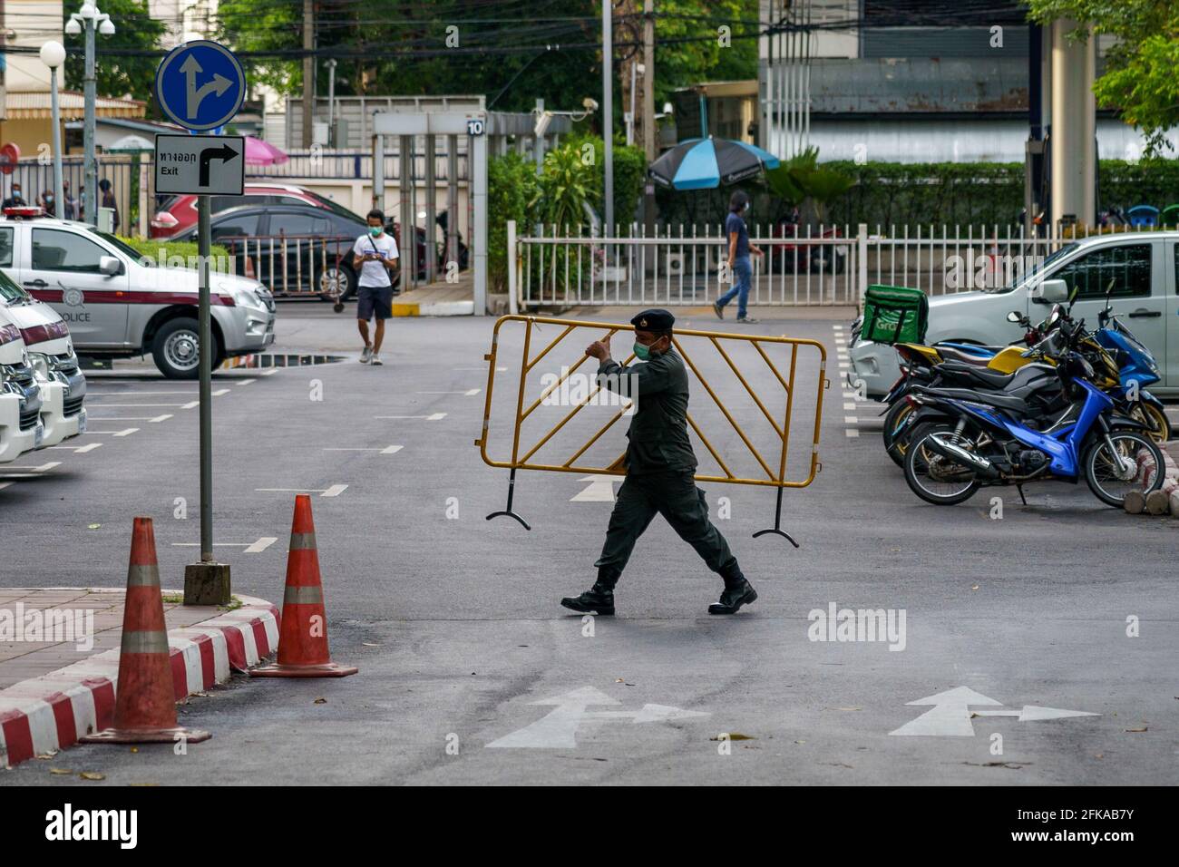 Bangkok, Thaïlande. 29 avril 2021. Un policier a mis en place une barricade à la suite du refus des demandes de mise en liberté sous caution des 7 manifestants détenus, y compris Penguin qui est en grève de la faim le 45e jour de sa grève de la faim. L'état de Parit 'Penguin' Chiwarak s'aggrave et d'autres 6 leaders pro-démocratie étant donné qu'ils restent en détention pour la loi de lesse-majeste ou l'article 112 à la Cour pénale qui n'a aucune raison de modifier ses ordonnances précédentes. (Photo de Watcharawit Phuporc/SOPA Images/Sipa USA) crédit: SIPA USA/Alay Live News Banque D'Images