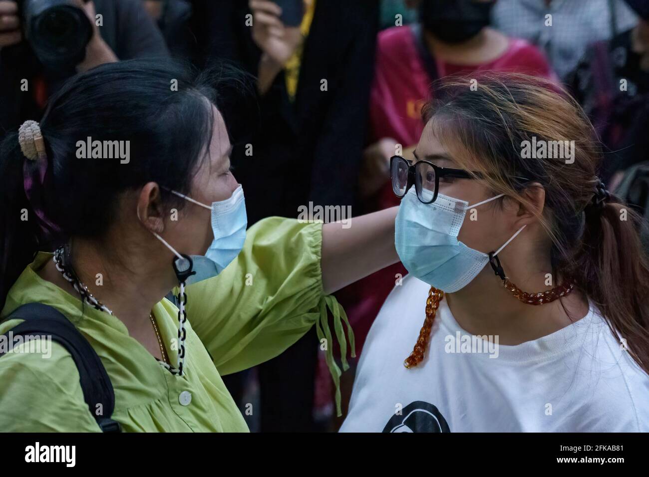 Bangkok, Thaïlande. 29 avril 2021. Sureerat Chiwarak, mère de Parit, embrasse sa fille suite au refus des 7 manifestants détenus, y compris Penguin, qui est en grève de la faim le 45e jour de sa grève de la faim. L'état de Parit 'Penguin' Chiwarak s'aggrave et d'autres 6 leaders pro-démocratie étant donné qu'ils restent en détention pour la loi de lesse-majeste ou l'article 112 à la Cour pénale qui n'a aucune raison de modifier ses ordonnances précédentes. (Photo de Watcharawit Phuporc/SOPA Images/Sipa USA) crédit: SIPA USA/Alay Live News Banque D'Images