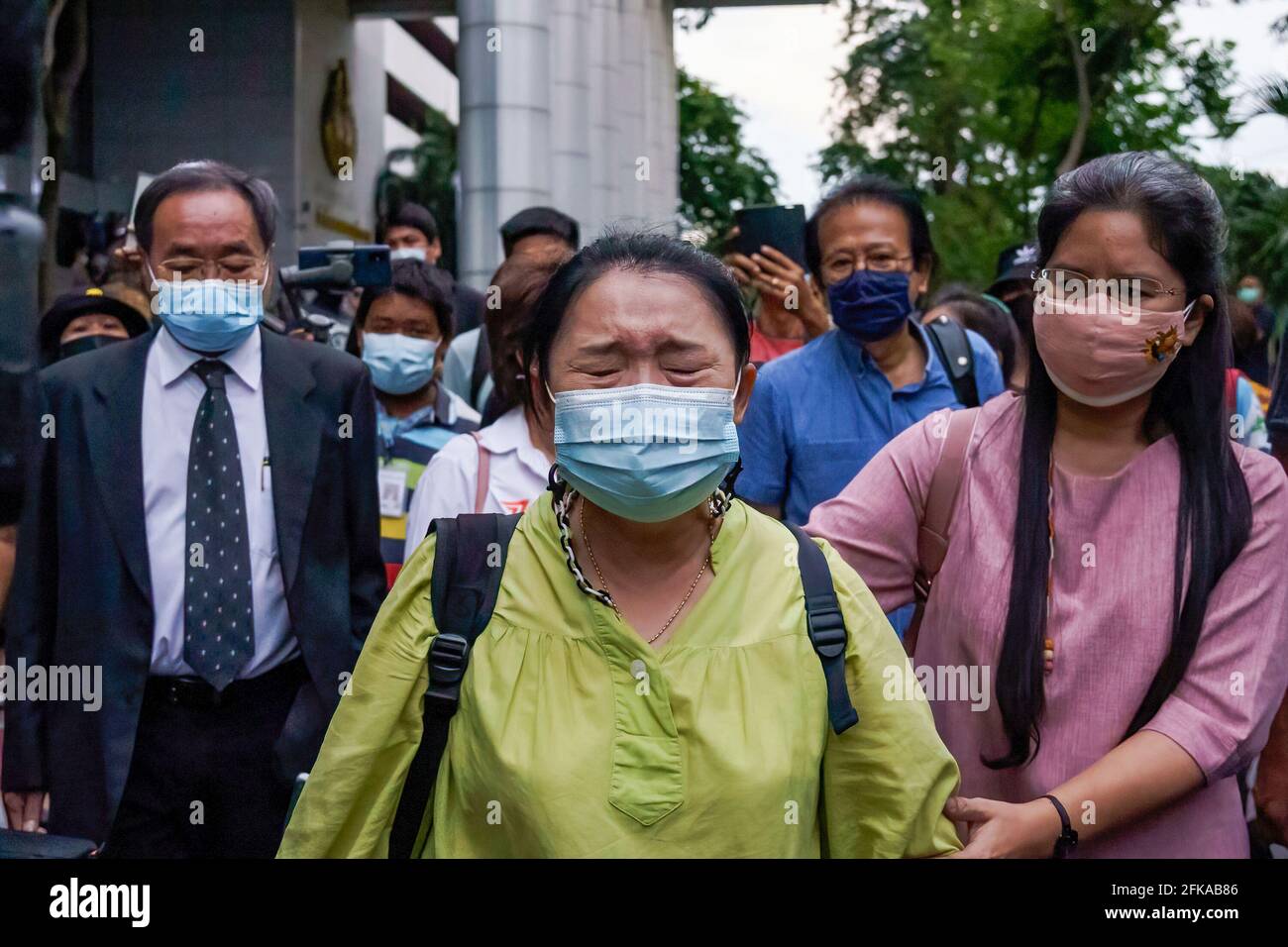 Bangkok, Thaïlande. 29 avril 2021. Sureerat Chiwarak, mère de Parit, pleurant suite au refus des 7 manifestants détenus, y compris Penguin, qui est en grève de la faim le 45e jour de sa grève de la faim. L'état de Parit 'Penguin' Chiwarak s'aggrave et d'autres 6 leaders pro-démocratie étant donné qu'ils restent en détention pour la loi de lesse-majeste ou l'article 112 à la Cour pénale qui n'a aucune raison de modifier ses ordonnances précédentes. (Photo de Watcharawit Phuporc/SOPA Images/Sipa USA) crédit: SIPA USA/Alay Live News Banque D'Images