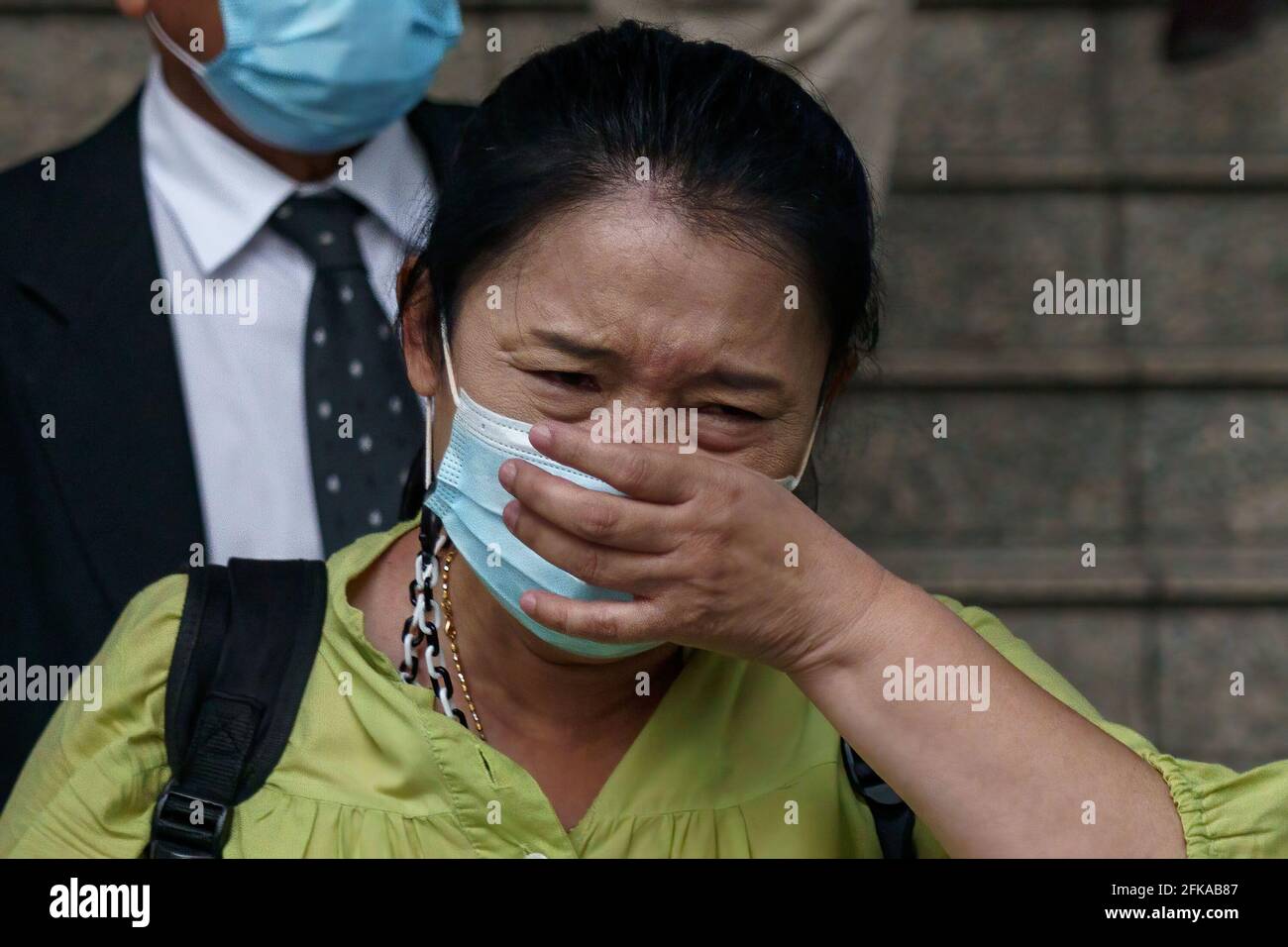 Bangkok, Thaïlande. 29 avril 2021. Sureerat Chiwarak, mère de Parit, pleurant suite au refus des 7 manifestants détenus, y compris Penguin, qui est en grève de la faim le 45e jour de sa grève de la faim. L'état de Parit 'Penguin' Chiwarak s'aggrave et d'autres 6 leaders pro-démocratie étant donné qu'ils restent en détention pour la loi de lesse-majeste ou l'article 112 à la Cour pénale qui n'a aucune raison de modifier ses ordonnances précédentes. (Photo de Watcharawit Phuporc/SOPA Images/Sipa USA) crédit: SIPA USA/Alay Live News Banque D'Images