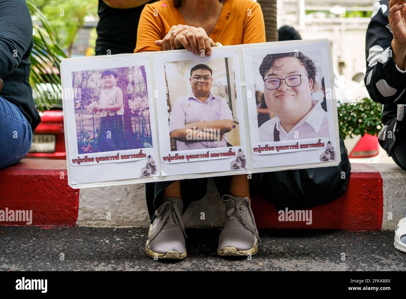 Bangkok, Thaïlande. 29 avril 2021. Un manifestant tient une affiche avec des portraits de Parit, suite au refus de la mise en liberté sous caution des 7 manifestants détenus, y compris Penguin, qui est sur son 45e jour de grève de la faim. L'état de Parit 'Penguin' Chiwarak s'aggrave et d'autres 6 leaders pro-démocratie étant donné qu'ils restent en détention pour la loi de lesse-majeste ou l'article 112 à la Cour pénale qui n'a aucune raison de modifier ses ordonnances précédentes. (Photo de Watcharawit Phuporc/SOPA Images/Sipa USA) crédit: SIPA USA/Alay Live News Banque D'Images