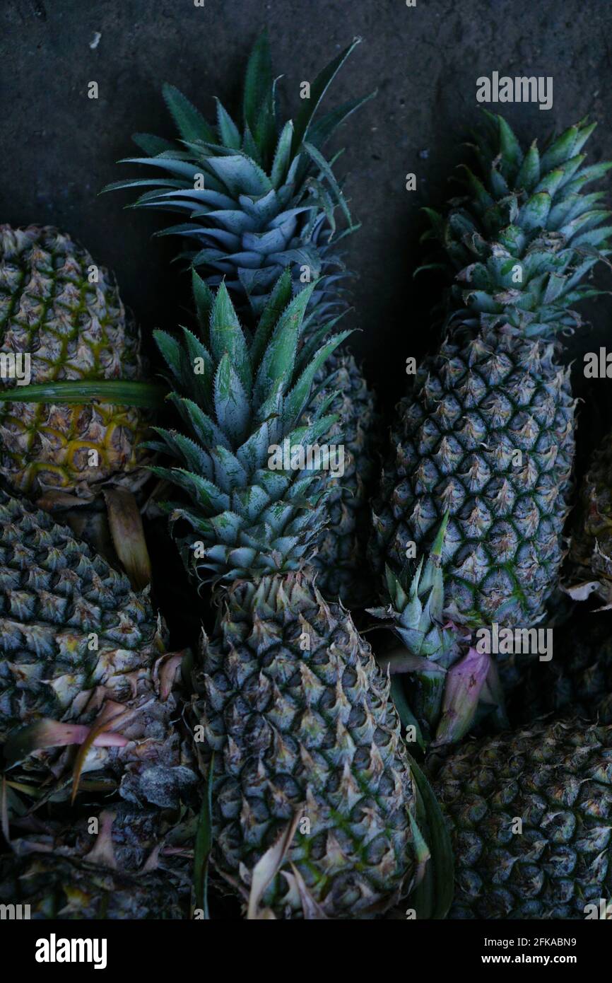 Des tas d'ananas verts sur le marché. Banque D'Images