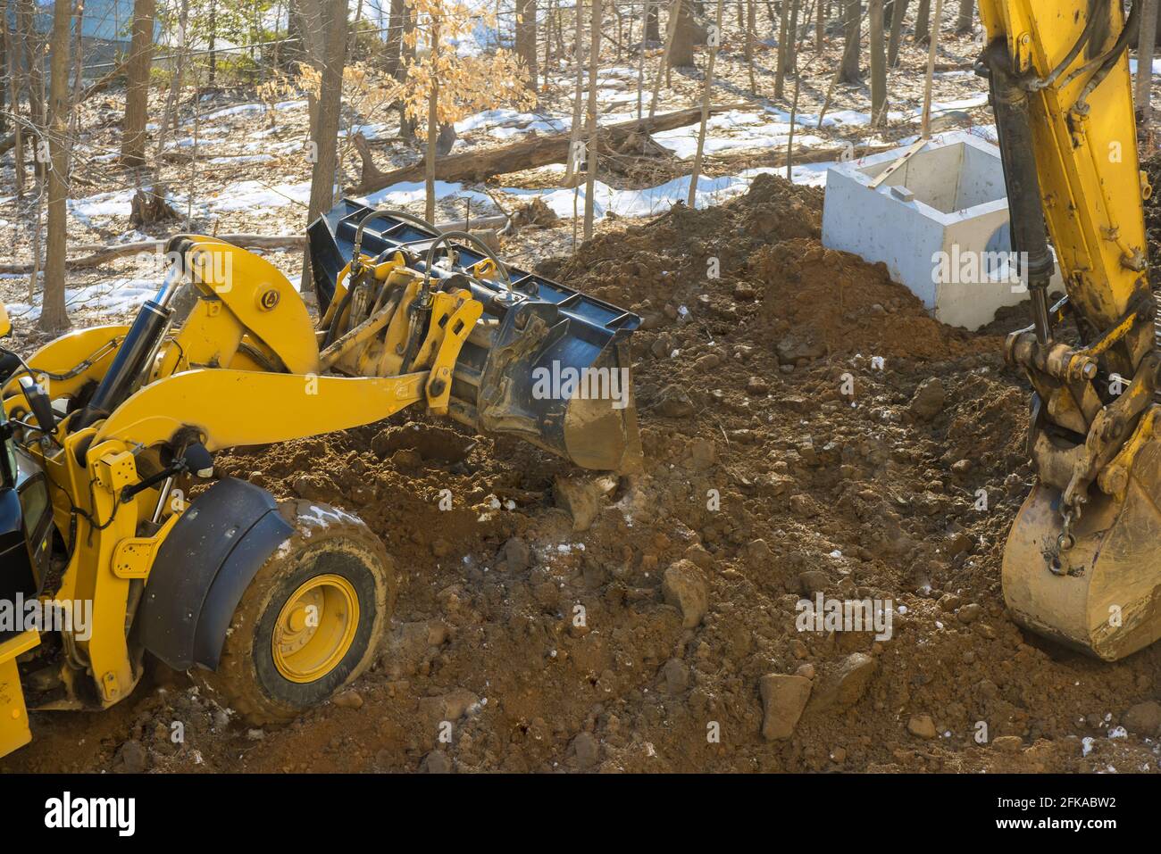 En construction d'une nouvelle route asphaltée le travail installé sur du tuyau en béton du système de drainage Banque D'Images