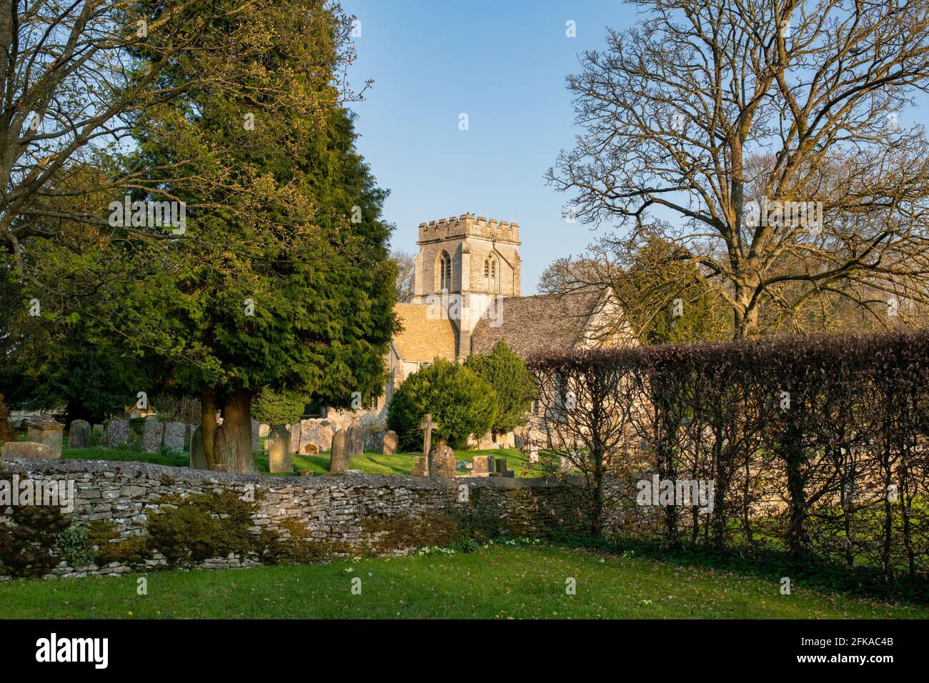 L'église St kenelm en fin d'après-midi, au soleil de printemps. Minster Lovell, Oxfordshire, Angleterre Banque D'Images