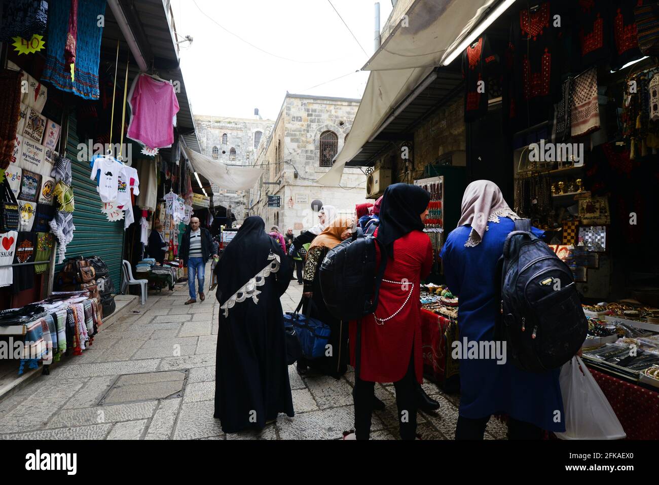 Des femmes palestiniennes dans la rue Al-Wad, dans le quartier musulman de la vieille ville de Jérusalem. Banque D'Images