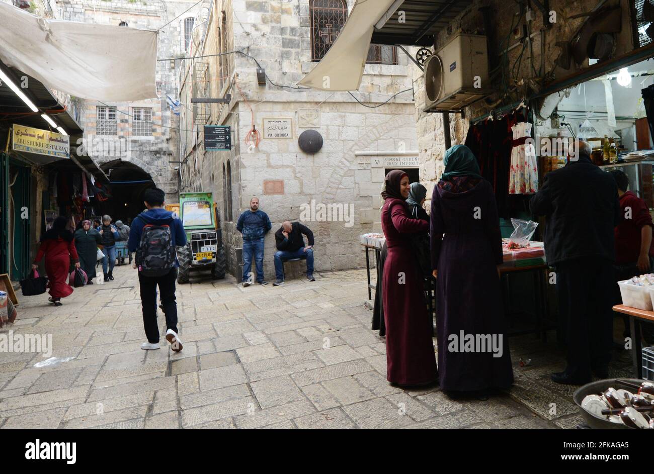 Des femmes palestiniennes dans la rue Al-Wad, dans le quartier musulman de la vieille ville de Jérusalem. Banque D'Images