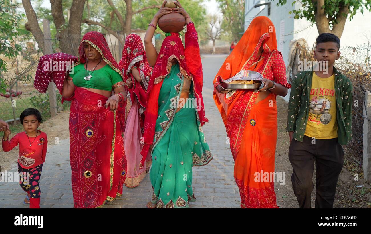 08 avril 2021- Reengus, Sikar, Inde.femmes religieuses hindoues tenant la marmite sacrée de l'eau sur la tête. Les femmes indiennes religieuses dans leur tenue traditionnelle. Banque D'Images